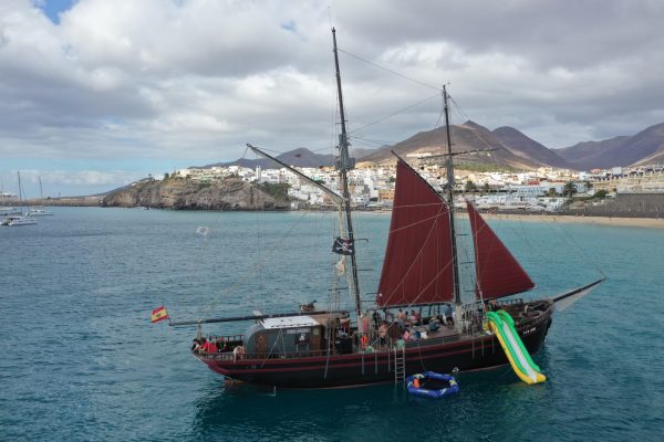 Viking-hajo-balna-delfinles-Fuerteventura-látnivalók